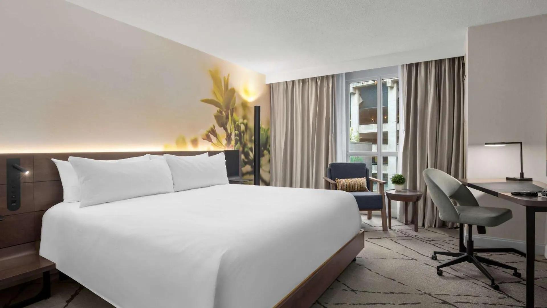 The Novotel Toronto Centre 4*,